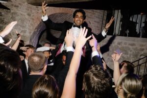 Divertimento al party in cantina d'ottone
